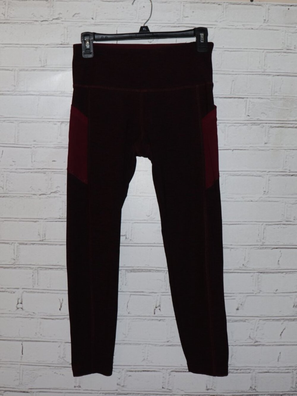 🍷 Vogo Athletica Leggings · Size S · Two‑Tone Maroon Colorblock